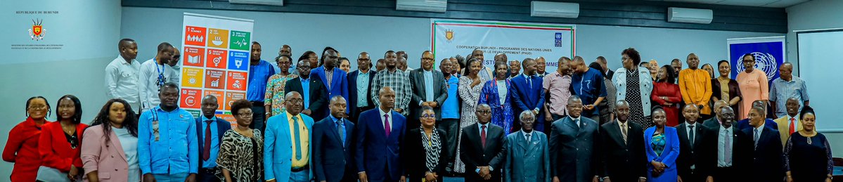 MAEBurundi's tweet photo. Dans son discours, Madame Emma N’gouan Anoh, Représentante Résidente du PNUD au Burundi a fait savoir que le PNUD reste pleinement engagé à accompagner le Burundi dans la dynamique d’accélération de la création d'emplois décents, la mobilisation des investissements, la transformation économique, la résilience face aux chocs climatiques, la digitalisation des services publics, le renforcement de la cohésion sociale et la réduction des inégalités demeurent au cœur des priorités nationales, conformément aux priorités nationales, au Cadre de Coopération des Nations Unies pour le Développement Durable et aux Objectifs de Développement Durable (ODD).

Abordant la question sur les évolutions du contexte qui impactent la mise en œuvre des programmes de développement, Monsieur Libérat Mpfumukeko, Chargé des Missions à la Présidence de la République, exhorte les différents partenaires à reconsidérer l’appui budgétaire au Gouvernement du Burundi puisque le pays fait face à un problème lié à l’approvisionnement en carburant, à l’achat des médicaments et  à l’obtention des devises dont le secteur privé a besoin pour faire des importations alors que les exportations du pays ne peuvent pas couvrir la moitié des importations.

Face à cette situation, il invite les burundais à saisir les opportunités offertes par la présidence de l’Union Africaine par le Burundi et profiter d’un vaste marché de la Zone de Libre Echange Continentale (ZLECAF) en mettant en avant les produits phares d’exportation  et en perfectionnant le climat des affaires.@BurundiGov
@NtareHouse @KwaNtare @nshingamateka
@Burundi_senat @RTNBurundi
