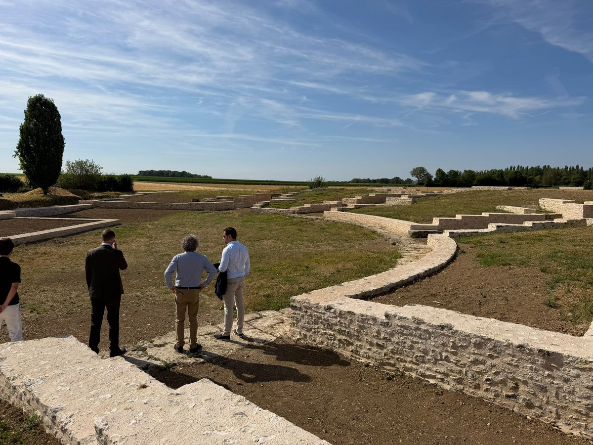 AymericDurox's tweet photo. 🏛️Visite du remarquable site gallo-romain de Châteaubleau, en plein cœur de la brie Nangissienne, inauguré il y a un mois à peine.

Deux sites en réalité découverts dans les années 1960.

🎭 Le théâtre antique qui pouvait accueillir jusqu’à 3000 personnes !

⛲️ Le sanctuaire de la source, lieu de pèlerinage pour les Gallo-Romains et sûrement avant pour les Gaulois.

👏 Bravo aux élus de la Communauté de Communes de la Brie nangissienne, dont j’ai été un des élus, pour avoir de concert avec l’association La Riobé, œuvré sans relâche depuis des années pour la valorisation de ce lieu unique en IDF !