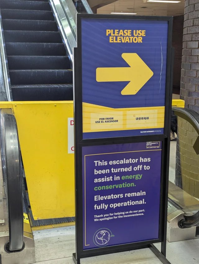 quintanapaz's tweet photo. Las escaleras mecánicas de la estación de Nueva York, desconectadas “para conservar energía”.

Vamos a un mundo donde nadie dudará en usar energía para refrigerar o accionar servidores de IA, pero donde refrigerarte o emplear energía para ti se irá viendo como un lujo del pasado. https://t.co/knNDbcJKa2
