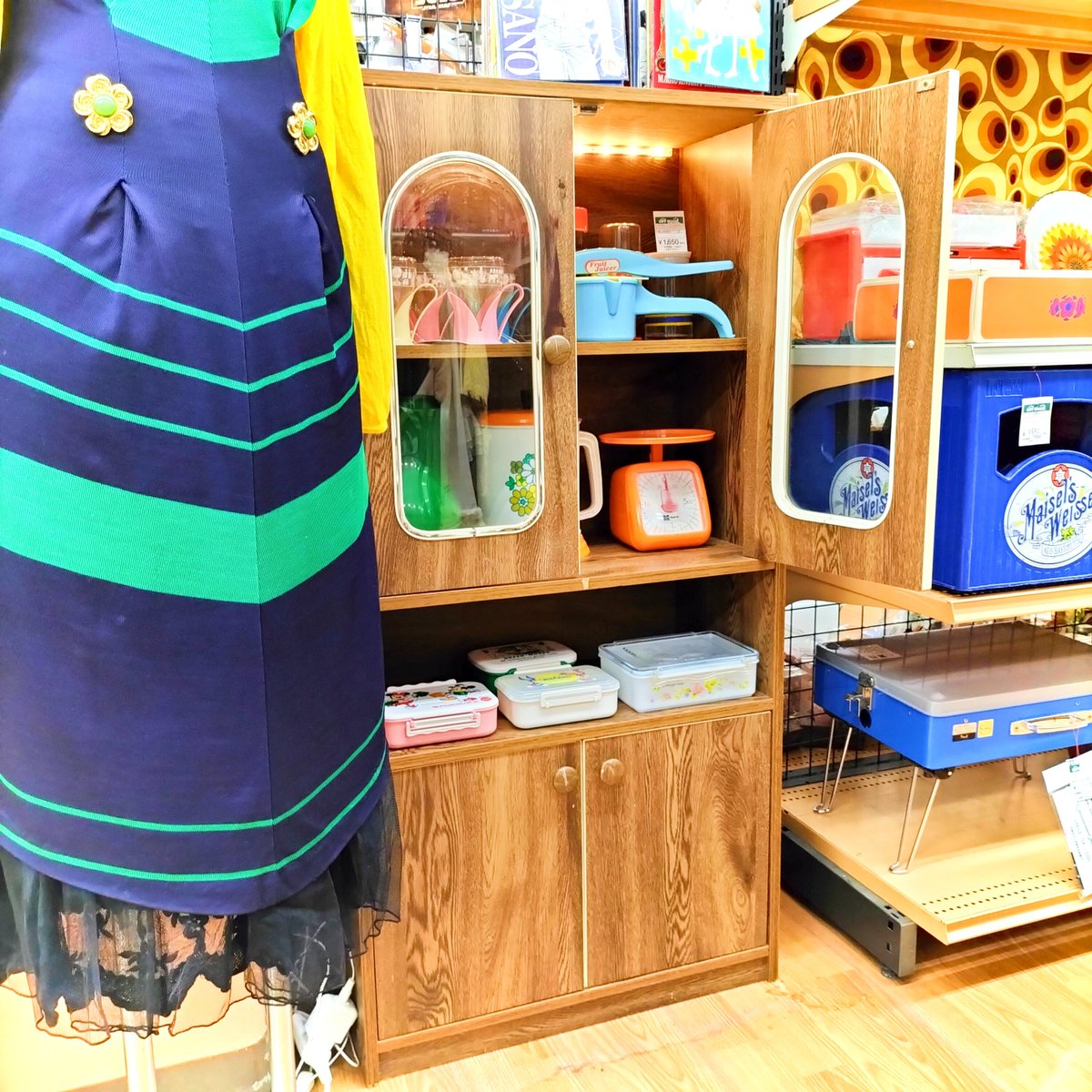 アーチ窓が可愛い💕 レトロポップな木目調家具が新入荷！ #昭和レトロ