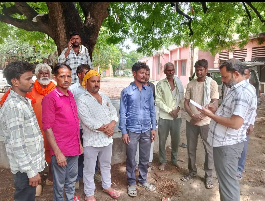 parihar_narayan's tweet photo. #झाँसी आकाशीय बिजली की चपेट में आने से ब्लाक बंगरा के गांव राजगिर निवासी गरीब किसान भारत कुशवाहा पुत्र जानकी कुशवाहा 55 वर्ष की मौत हो गई.
मौके पर पहुंच कर परिजनों को ढाढस बँधाते हुए शोक संवेदना प्रकट की और मुख्यमंत्री योगी जी जिला प्रशासन तहसील प्रशासन से 72 घंटे के अंदर मृतक किसान के परिजनों को मुआवजा देने की मांग की.
@RahulGandhi @priyankagandhi @INCUttarPradesh
