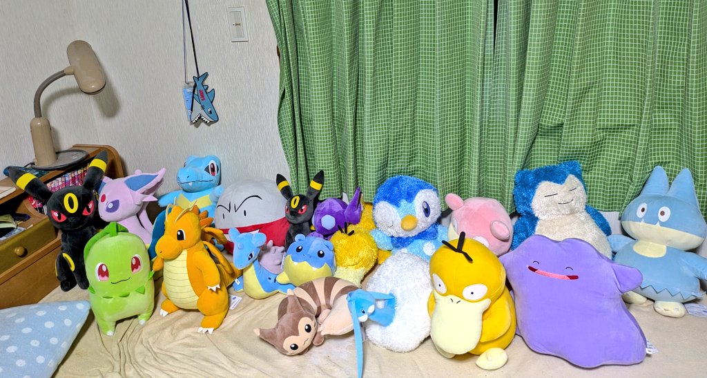 guest_staring's tweet photo. ポケモソGETだぜ！
たとえ 火の中 水の中 草の中♬

全てプライズ🤪

やべー
カイリューの後ろのヒノアラシが見えなくなってる😆
適当に並べすぎて、傾きとか気になる〜😅
この木なんの木〜🌲 https://t.co/ODcsK7otak