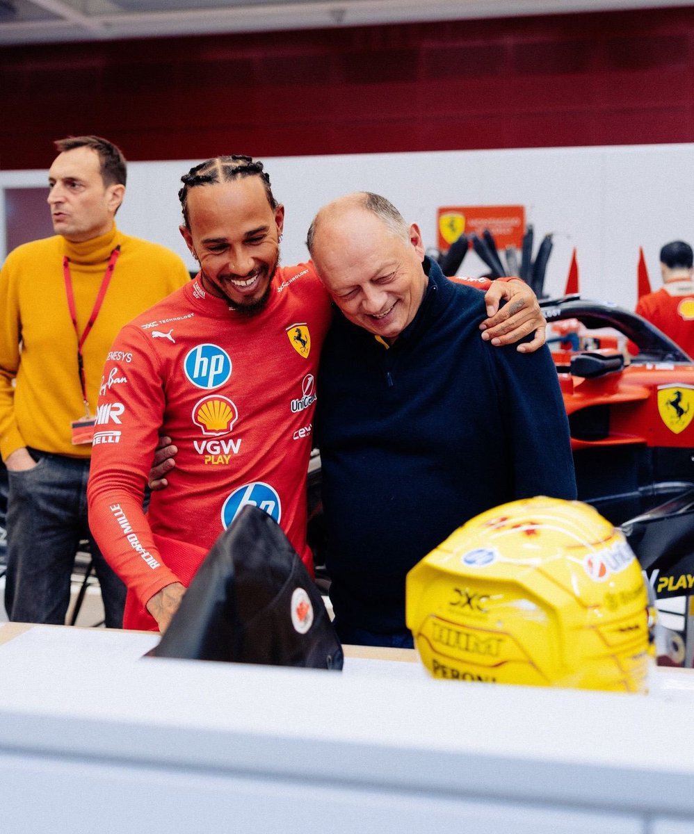 LH44NEWS's tweet photo. 🚨 | Fred Vasseur garante a permanência de Lewis Hamilton na Ferrari até 2027.

“Lewis Hamilton estará conosco em 2027. Estamos construindo uma Ferrari capaz de conquistar o Campeonato Mundial.” https://t.co/rGgHLADDwD