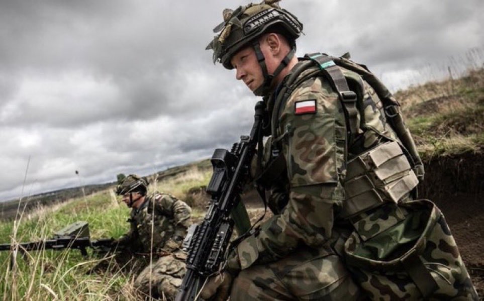 NewsLiberdade's tweet photo. 🚨URGENTE - Rússia planeja ataque à Polônia para testar a determinação da OTAN, alerta os EUA

Infraestrutura crítica poderia ser alvo de mísseis e drones, com soldados potencialmente cruzando a fronteira a partir de Kaliningrado ou da Belarus. https://t.co/zPw7wgTqDg
