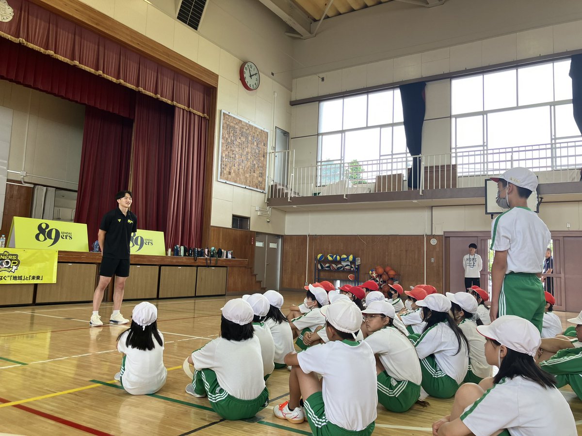 89ERS_Official's tweet photo. そして本日は、#阿部真冴橙 選手が母校である利府第二小学校を訪問しました！

温かく迎えてくれた後輩たちと一緒にバスケットボールを楽しみ、たくさんの笑顔があふれる時間になりました🏀✨

最後にはみんなから力強い黄援もいただきました📣🔥

仙台89ERSは、地域に根ざした活動を継続してまいります。
参加してくれたみんな、ありがとう！

@B_LEAGUE_HOPE
#BリーグHope
#NINERSHOOP 
#89ERS 
#仙台開幕は9月26日