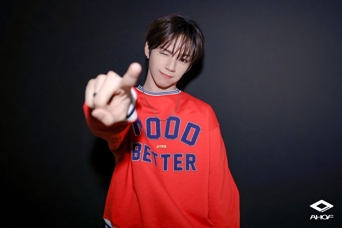 JLGlobalFanbase's tweet photo. No matter the concept, red always finds its way back to JL. And once again, he wears it perfectly. 😉❤️‍🔥

#AHOF #아홉
#AHOF_JL #제이엘
@AHOF_official https://t.co/VoZdpwhTs7