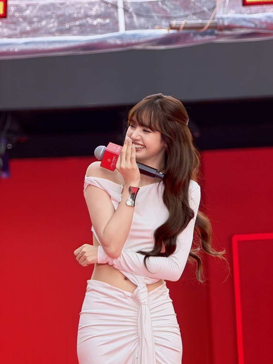 BusLalizz's tweet photo. น่ารักมากกกก#LISAwithULTIMUNE  #LISAxSHISEIDO #ULTIMUNESTUDIOatCENTRALWORLD https://t.co/osp8OvfVwE