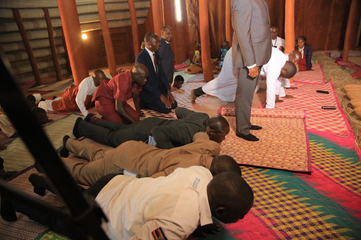 BugandaKingdom_'s tweet photo. Katikkiro Charles Peter Mayiga alambudde amasiro ge Kasubi okulaba omulimu ogwasigalira ogw'okuddaabiriza endabika y'ennyumba n'ebifo ebirala wegutuuse. 

Nga 12 Ntenvu 2025 Katikkiro yalangirira nga omulimu gw'okuzzaawo Muzibwazalampanga bwe guwedde, era yategeeza nti waliyo ebintu ebitonotono naye nga bikulu ebyali birina okukolebwako, omuli okusereka ennyumba eziri mu mbuga y'amasiro era wetutuukidde olwa leero nga zirabika bulungi, amayinja gasibiddwako, n'olujja lwakolebwako.