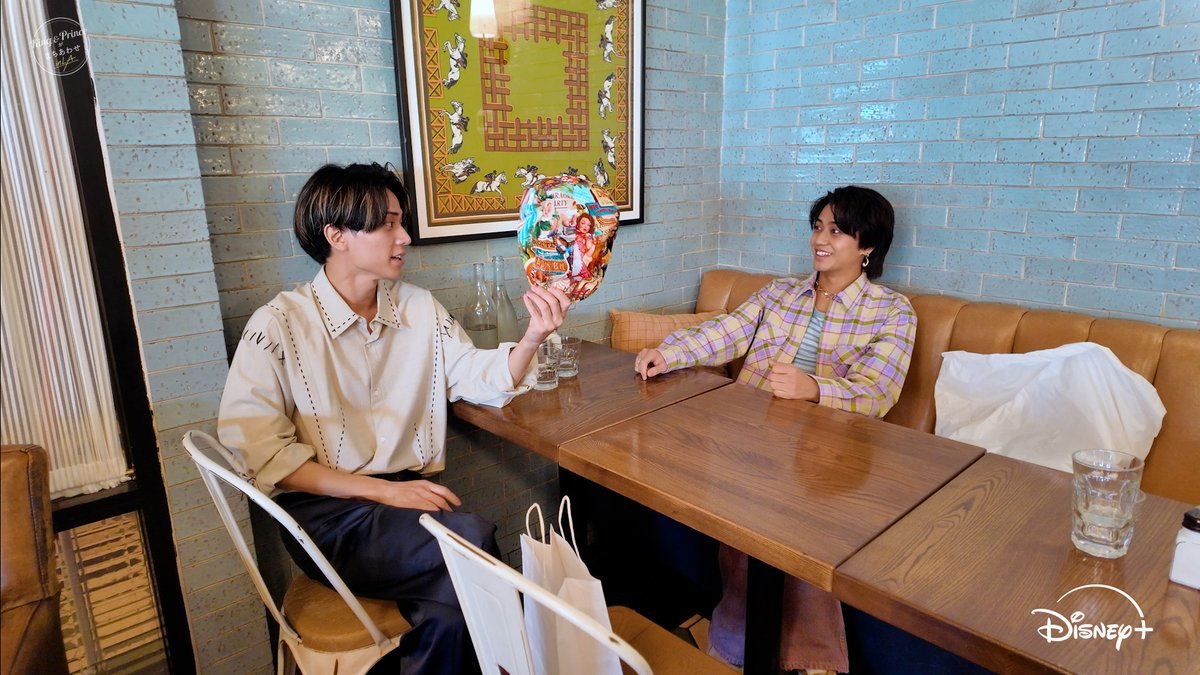 DisneyPlusJP's tweet photo. #KingandPrince をよく知る
制作スタッフが明かす撮影秘話🌟
⠀
＜Ep.3＞
新しい自分になるアイテム探しをする
#永瀬廉 さん＆#髙橋海人 さんについて👇
⠀
💛髙橋さん
「海人さんは個性的な洋服への興味が強いため、古着店が数多く集まるファッションエリアへ向かいました。ミッションは“新しい自分”ですが、普段からさまざまなファッションを楽しむ海人さんにとって、今回の洋服選びはかなり難航してました…。実は、最終的に決めたあの服装は、次の“まちあわせ”までギリギリの時間で決まったコーディネートなんです。」
⠀
🖤永瀬さん
「廉さんは普段、キャップ以外はあまり被らないとの事だったので“新しい自分”になるために今回の帽子屋さんが良いと向かいました。途中、色々試着しすぎてわからなくなっていましたが、最終的にはまさかのド派手なハンチングに決まり、驚きでした。しかもあんな特徴的な帽子なのに、似合ってしまう廉さん…さすが！と思いました。」
⠀
悩みながらも完成した2人のコーディネートはEp.3でチェック👀✨
⠀
#ディズニープラス でEp.1～3独占配信中🌴
❯❯ Ep.4は7/8（水）16時より配信開始！
⠀
感想は
#ディズニープラスでキンプリとまちあわせ で✍️