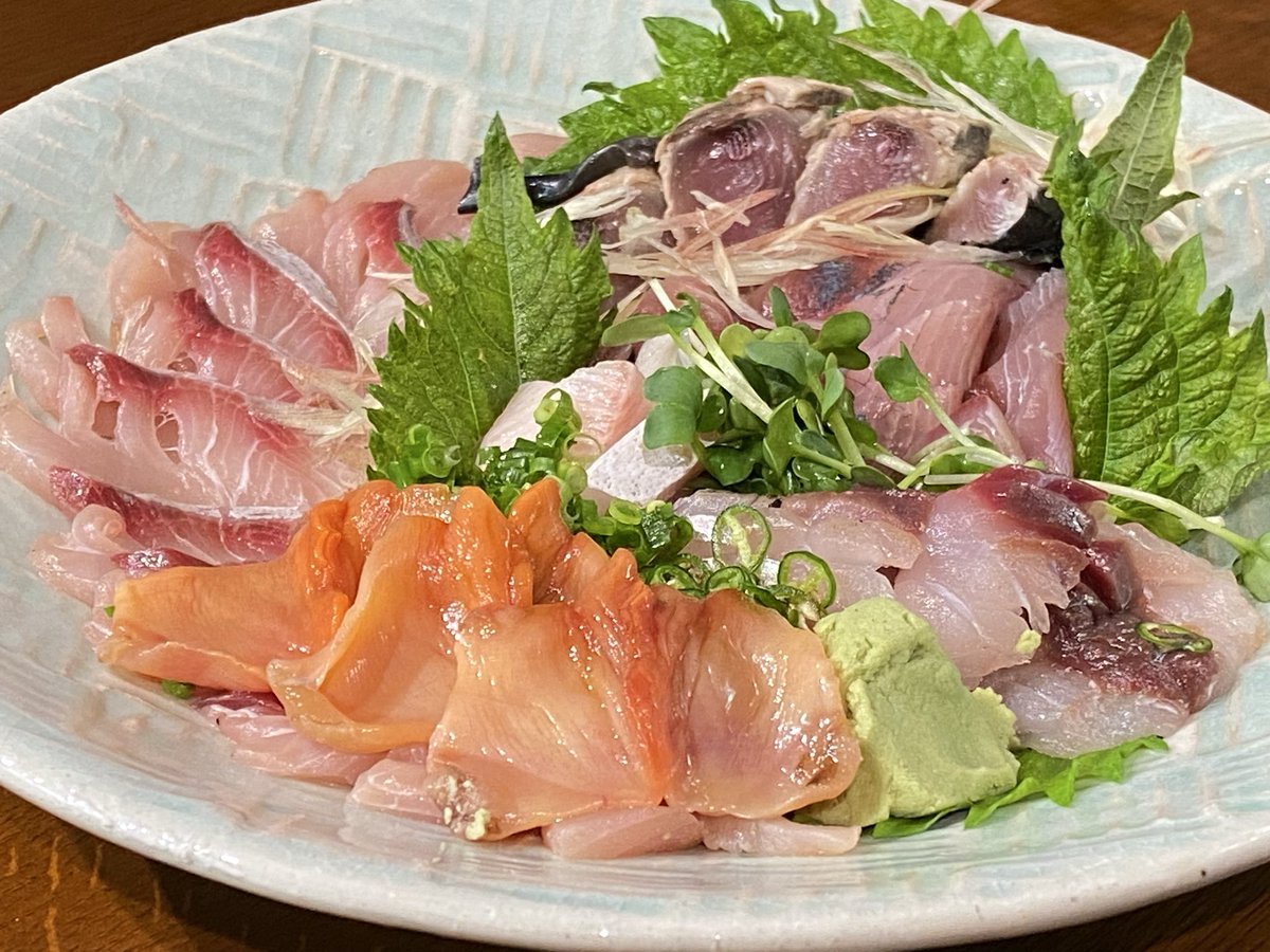 flyingcat0525's tweet photo. 今日で伊豆山土石流災害から5年。
やっと晴れ間が見えたので、伊豆山の魚屋・魚久さんへ。魚の切り落としバライティが破格の1000円。
ありがたい。ありがたい。盛り付けが適当ですまない。
いまだ復興は道半ばだし、盛り土の責任所在も有耶無耶だけれど、伊豆山からの景色は痛いほど美しい。 https://t.co/bCaNROXGJw