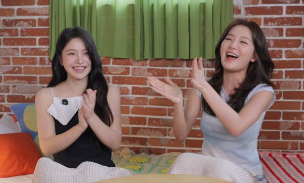 yerisexc's tweet photo. YERI ON HI SEULGI!!! 💜💛 https://t.co/LdEgQkyEft