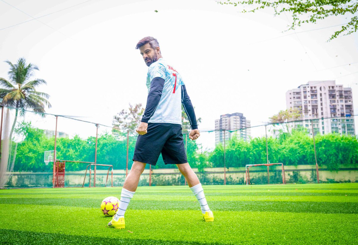 KaranVeerMehra's tweet photo. Messi or Ronaldo .? https://t.co/a0yBYUnJKy