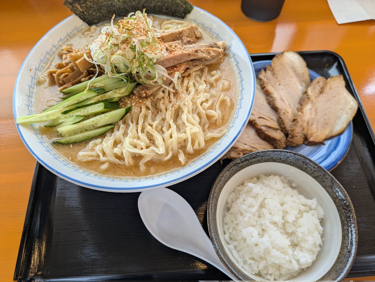 MdMBSbsRTLjjyjC's tweet photo. 先日のラーメン。
いつものソメイヨシ乃さんの伝説のつけ麺。
豚さんがすごく…おおきい…ですwww
いや、なんか塊でワロタw

2枚目は与平治さんの冷やし煮干し味噌ラーメン。
与平治さんは特盛まであるから迷わず特盛ですよね。
とても食べやすくてズバズバいけますねぇ。
ごちそうさまでした！ https://t.co/fSG1WIGnrX