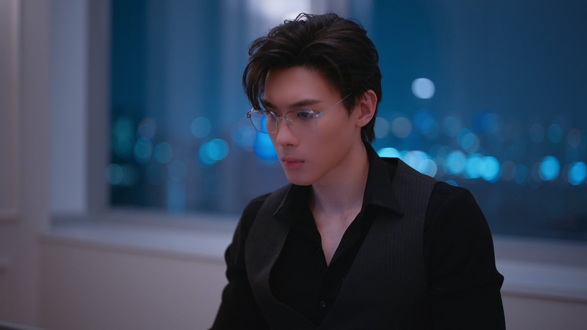 woopmag's tweet photo. “มินลี” สวมมาสคอตกระต่ายหวังปั่นหัว “ท็อปแท็ป”
ในซีรีส์ “PAYBACK The Series”
#PAYBACKTheSeries #Payback #PaybackEP6 #iQIYI #samk #fujoking #LezhinTH #Bomtoon #ช่องวัน31 #one31
ฟาดฟัน เชือดเฉือน และตีแผ่วงการบันเทิงอย่างเผ็ดร้อน ซีรีส์แนวดราม่าเข้มข้นที่ดัดแปลงจากเว็บตูนเกาหลีเรื่องดัง “PAYBACK The Series” การแก้แค้นกำลังจะเริ่มต้นขึ้นพร้อมกับไพ่ใบสำคัญที่พร้อมจะช่วย
พลิกเกมกำจัดศัตรูจนแทบล้มกระดานได้ในพริบตา แต่แน่ใจหรือว่าคุณเชื่อใจคนข้างกายคุณได้มากพอ!
ซัน (มินลี-ธนากร) สวมชุดมาสคอตกระต่ายเพื่อหวังหลอกล่อให้ เจย์ (ท็อปแท็ป-จารุกิต) ยอมรับว่าตัวเองคือ ผอ.อาเธอร์ แต่ระหว่างที่ซันกำลังตามหาความจริงของ ผอ.อาเธอร์ เสียงของเขาที่ดังออกมาจากภายใต้หน้ากากมาสคอต กลับปลุกความทรงจำเมื่อห้าปีก่อนของเจย์ให้หวนคืนในอดีต ซันที่สวมชุดมาสคอตกระต่ายได้ช่วยเหลือเจย์ที่กำลังโดนแก๊งนักเลงรุมทำร้าย และในคืนนั้น ทั้งสองได้มีความสัมพันธ์ลึกซึ้งกันทั้งที่ซันยังสวมหัวมาสคอตอยู่ ทำให้เจย์ไม่เคยเห็นใบหน้าที่แท้จริงของเขา หลังจากวันนั้นซันก็ได้หายไปจากชีวิตเจย์ แต่เจย์ก็พยายามตามหาซันตลอดเวลาห้าปีที่ผ่านมา จนวันนี้ได้พบความจริงว่าคนในมาสคอตกระต่ายตัวนั้นก็คือซัน ทำให้เจย์ตัดสินใจว่าต่อไปนี้เขาจะคอยช่วยเหลือซัพพอร์ตซันทุกอย่าง และเขายังได้พาซันไปยังสุสานของผู้หญิงคนหนึ่ง ทำให้ซันสงสัยว่าผู้หญิงคนนี้คือใครและเกี่ยวข้องอะไรกับเจย์ ซันจึงตัดสินใจตามสืบเรื่องนี้ทันที!
ความลับของเจย์คืออะไรและเกี่ยวอะไรกับสุสานผู้หญิงปริศนา ติดตามชมได้ในซีรีย์ “PAYBACK The Series วันเสาร์ที่ 4 กรกฏาคม เวลา 22:30 น.ทางช่องวัน 31 ดูออนไลน์แอป oneD และดูออนไลน์เวอร์ชัน UNCUT เวลา 23:30 น. บนแอป iQIYI และเว็บ https://t.co/y2qD18FW5U ที่เดียวเท่านั้น นอกจากนี้สามารถรับชมที่ญี่ปุ่น
ทาง Rakuten TV เกาหลีใต้ ทาง Heavenly และพื้นที่ไต้หวัน ทาง LINE TV เท่านั้น!