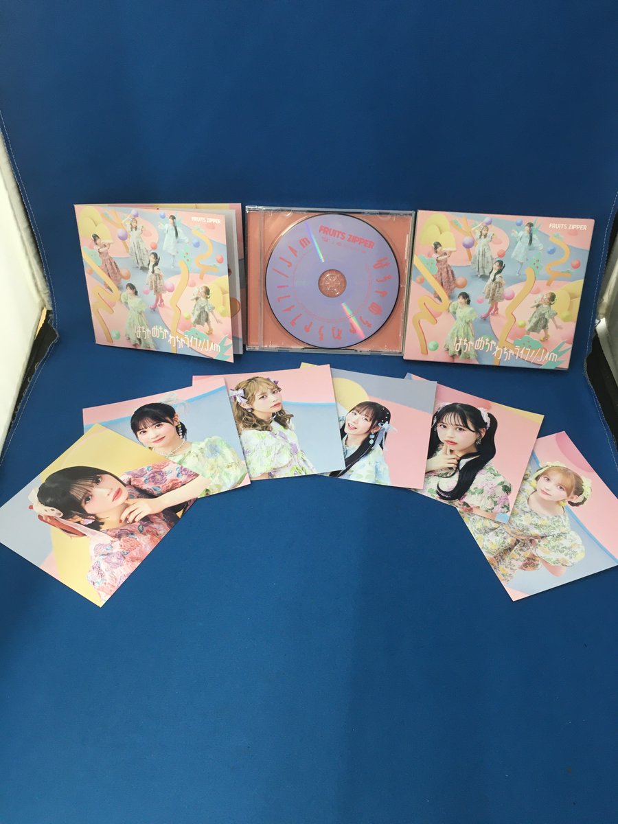BOP_tosa's tweet photo. FRUITS ZIPPERによる
「はちゃめちゃわちゃライフ/JAM」が入荷しました
遂にふるっぱーがクレヨンしんちゃんの曲を担当することになりましたね。ふるっぱーらしい元気の出る曲です
#ブックオフ #BOOKOFF #ふるっぱー https://t.co/vv7urtPgZ6