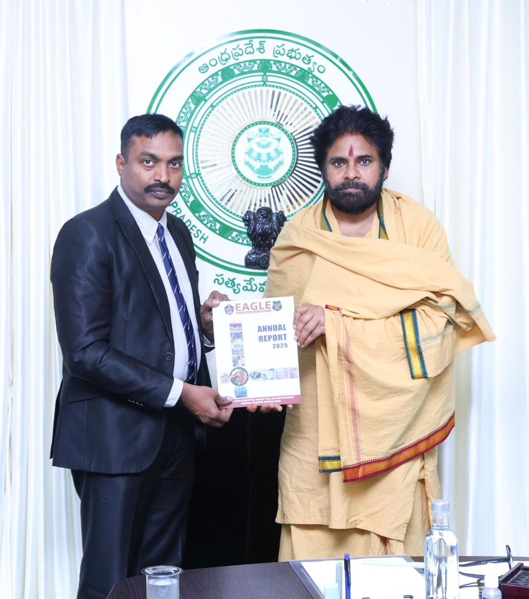 APDeputyCMO's tweet photo. ఆంధ్రప్రదేశ్ ఉప ముఖ్యమంత్రివర్యులు శ్రీ @PawanKalyan గారిని మంగళగిరి క్యాంపు కార్యాలయంలో ఈగల్ విభాగం చీఫ్, సైబర్ క్రైమ్ ఐజీ  శ్రీ ఆకే రవికృష్ణ గారు మర్యాదపూర్వకంగా కలిశారు. 

ఈగల్ విభాగానికి సంబంధించిన వార్షిక నివేదికను శ్రీ ఆకే రవికృష్ణ గారు ఉప ముఖ్యమంత్రి శ్రీ పవన్ కళ్యాణ్ గారికి అందజేశారు. రాష్ట్రంలో గంజాయి, డ్రగ్స్ నివారణకు ఈగల్ విభాగం తీసుకుంటున్న చర్యలు, సాధించిన ఫలితాలను ఈ నివేదికలో వివరించారు. సోషల్ మీడియా వేధింపులు, ట్రోలింగ్ అంశాలతో పాటు మహిళలను టార్గెట్ చేస్తూ సోషల్ మీడియాలో అసభ్యకర పోస్టులు పెట్టే వారిపై సైబర్ క్రైమ్ విభాగం ద్వారా తీసుకుంటున్న కఠిన చర్యలను ఉప ముఖ్యమంత్రివర్యులకి వివరించారు.