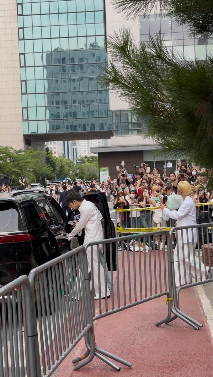 latesprngs's tweet photo. can’t believe i waited outside the kbs music bank venue to catch a glimpse of ateez but HERE WE AREEEEEEE. luv my bfs so bad!!! https://t.co/SwWF0gMGdk