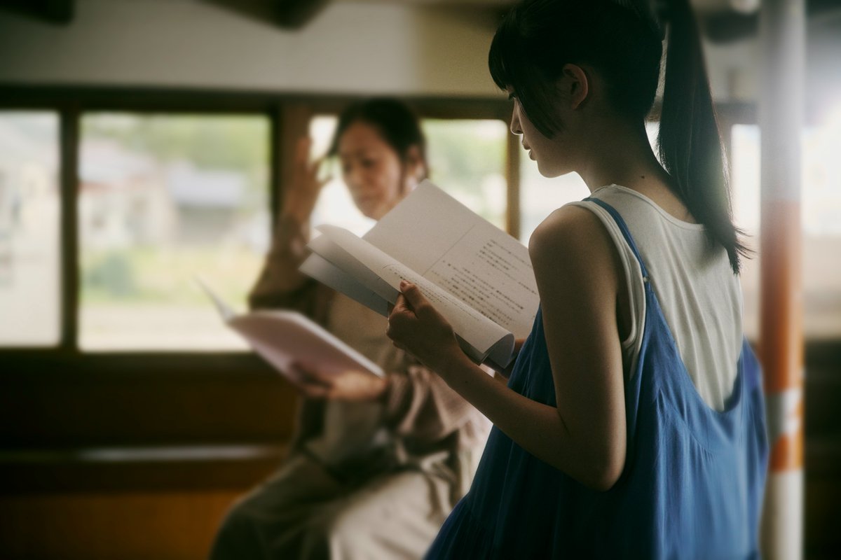 TAXIATER_movie's tweet photo. ／
短編映画『世界は美しいと誰かが言った』
映画祭主催の久保田徹朗による制作日誌✍🏻
＼

【中川監督と役者陣で紡いだ詩】
本作品では、詩人としての背景を持つ中川龍太郎監督らしい「詩」の世界観が作品全体に広がります。登場人物たちが、作品全体で「詩の朗読」をしているような印象さえ受けます。その詩の表現一つひとつを、中川龍太郎監督と、主演の久保史緒里さん、旅館の女将役の中尾幸世さんで構築して行きました。

撮影現場でも、中川監督が役者陣と同じ目線に立ち、より良い芝居を追求して行く姿が、非常に印象的でした。

🎫舞台挨拶付きの劇場上映チケット販売中
https://t.co/tyOZ4eLyIB

🚕日本初のタクシー映画祭「TAXIATER」
8月3日(月)より1週間、東京23区内のタクシー100台で撮り下ろしの短編映画3作品を先行上映💨 その後、8月15日(土)より期間限定の劇場上映（一部、舞台挨拶・特別対談付き）を開催予定！
#TAXIATER
（撮影：髙木美佑）