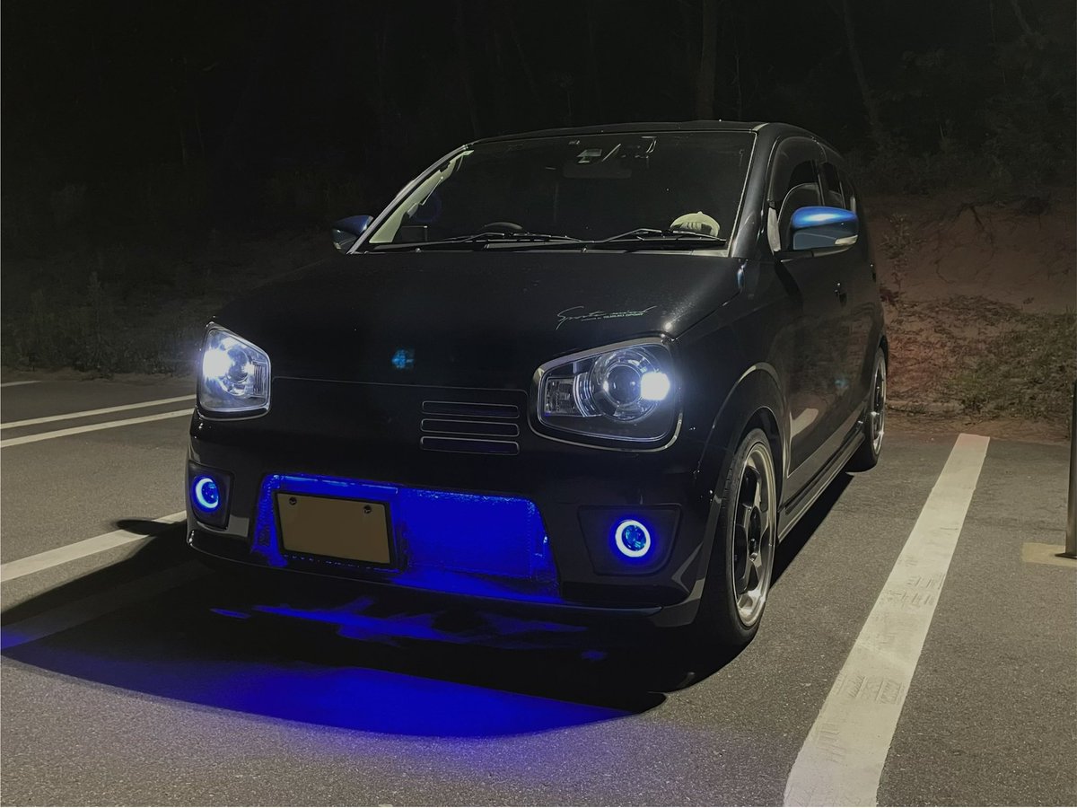 Seia_bf's tweet photo. フロントバンパーのグリルを切り抜いてメッシュ取付けました！雑な仕上がりですがグリルイルミが活かせる様になって満足🥰 https://t.co/c5G9A6Vu2M