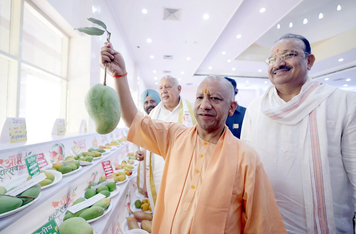 NewsWatch_Ind's tweet photo. सीएम योगी ने 'उत्तर प्रदेश आम महोत्सव-2026' का किया शुभारंभ
.
.
#YogiAdityanath #UPAamMahotsav2026 #MangoFestival #UttarPradesh #Lucknow #Farmers #Horticulture #MangoExport #Agriculture
@myogiadityanath
@myogioffice
@CMOfficeUP
@InfoDeptUP
@UPGovt
@BJP4UP https://t.co/wXa7T74Pe2