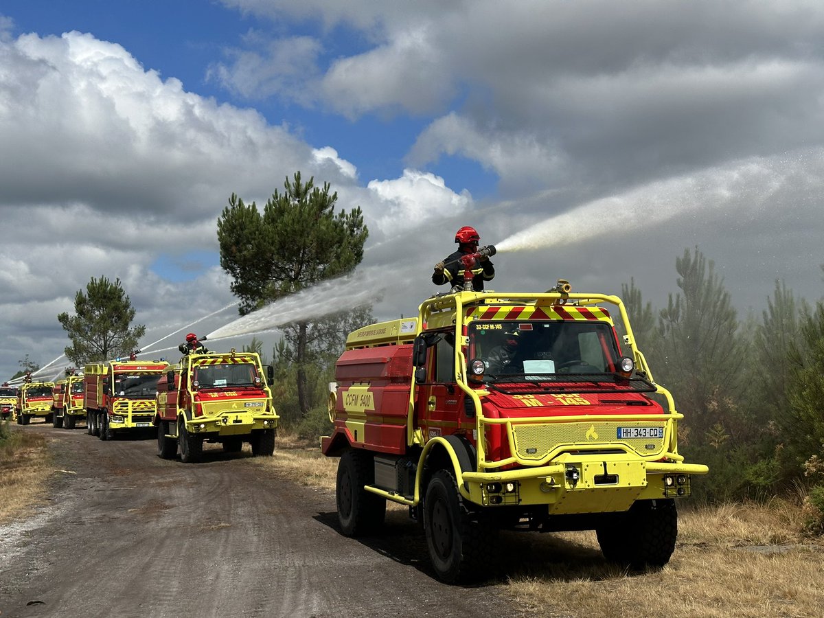 PrefAquitaine33's tweet photo. 🌳🔥 🚒 La préfète Sophie BROCAS présente le dispositif opérationnel 2026 de prévention et de lutte contre les feux de forêt en #Gironde et dans la zone Sud-Ouest à Saint-Aubin-de-Médoc.

Une démonstration dynamique a mis l’accent sur la complémentarité des moyens terrestres et aériens.

Plus d’information sur https://t.co/1Xt3L9LfYx

@SecCivileFrance | @Interieur_Gouv