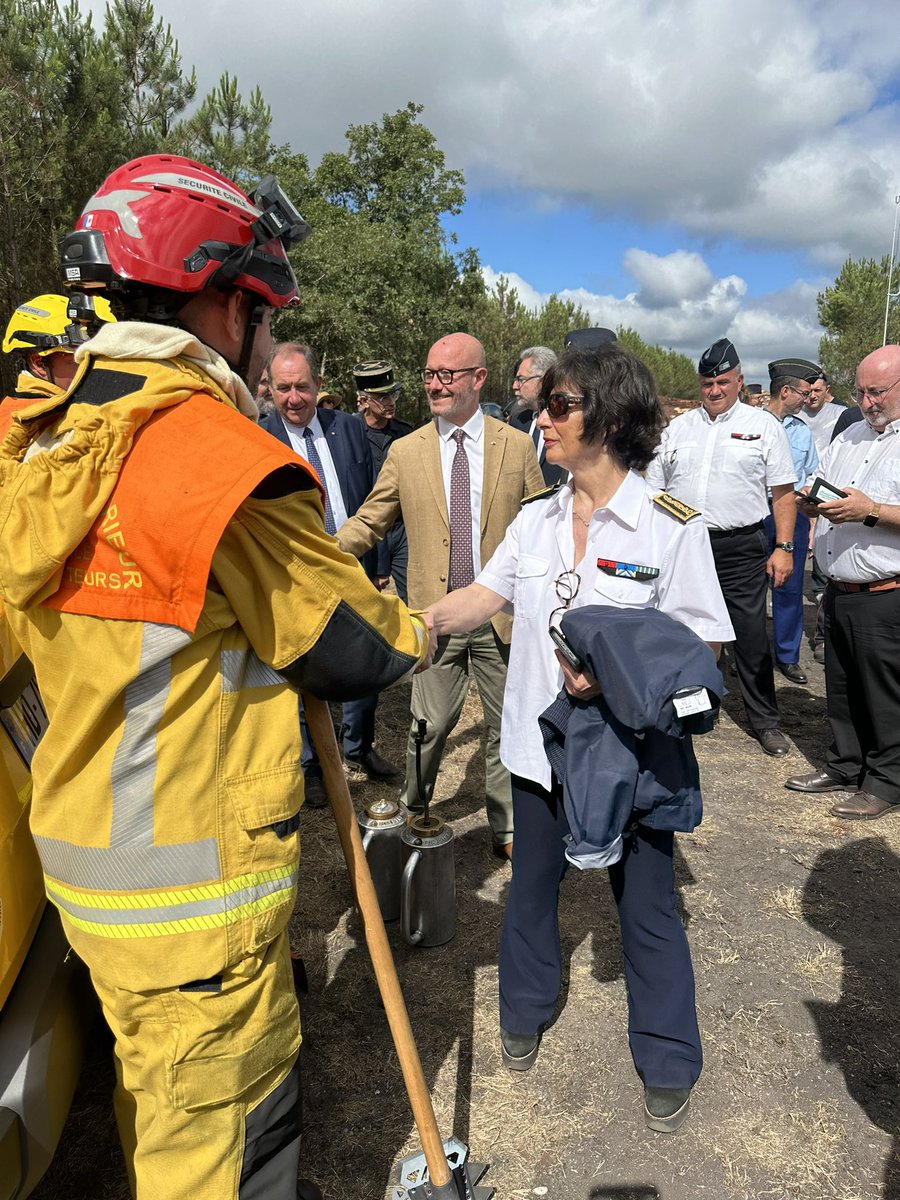 PrefAquitaine33's tweet photo. 🌳🔥 🚒 La préfète Sophie BROCAS présente le dispositif opérationnel 2026 de prévention et de lutte contre les feux de forêt en #Gironde et dans la zone Sud-Ouest à Saint-Aubin-de-Médoc.

Une démonstration dynamique a mis l’accent sur la complémentarité des moyens terrestres et aériens.

Plus d’information sur https://t.co/1Xt3L9LfYx

@SecCivileFrance | @Interieur_Gouv