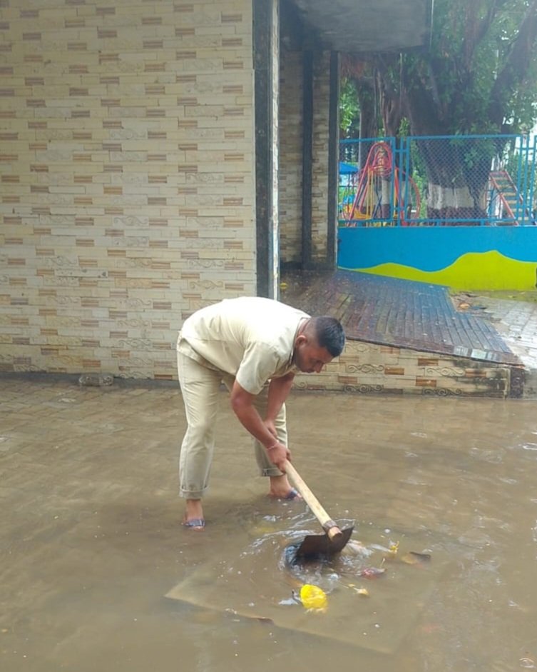 MyAnandMyANMC's tweet photo. કરમસદ આણંદ મહાનગરપાલિકા દ્વારા કરમસદ શહેરના વિવિધ વિસ્તારોમાં વરસાદી પાણીના ઝડપી અને અસરકારક નિકાલ માટે વ્યાપક કામગીરી હાથ ધરવામાં આવી રહી છે.
#Anand #KAMC #RainwaterDrainage #MonsoonWork https://t.co/4QpYJKcuVg