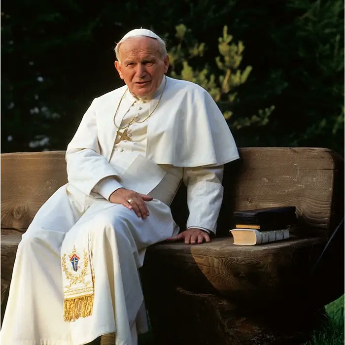 CitizenGOit's tweet photo. «Dobbiamo difendere la Verità, anche se tornassimo ad essere dodici un'altra volta». 🙏

San Giovanni Paolo II https://t.co/J5ovImJ0i3