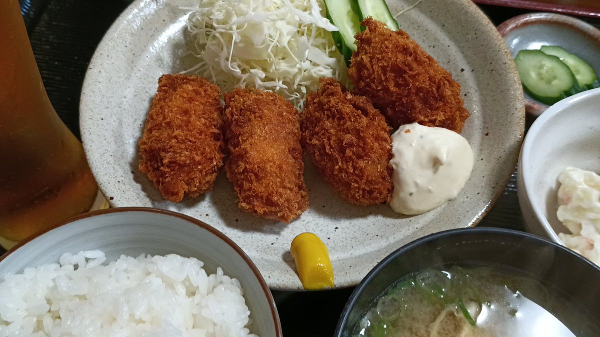 jn1jva's tweet photo. 会社の帰りに定食飲みしてます。
夏のカキフライ、旨し。
#拝島なかまち食堂
#お食事処なかまち https://t.co/Z5dM2GAinM