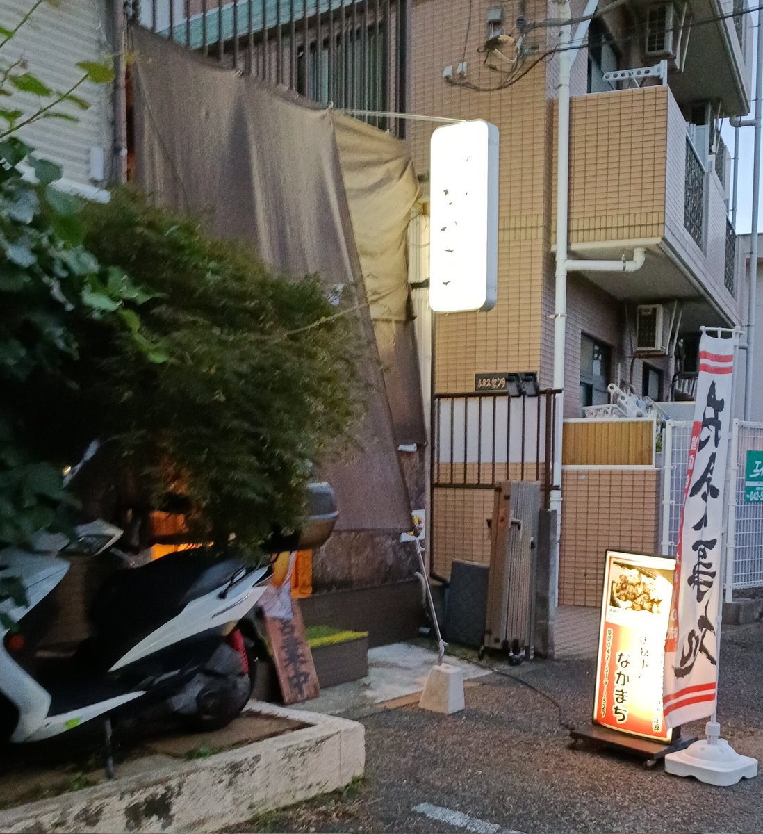 jn1jva's tweet photo. 会社の帰りに定食飲みしてます。
夏のカキフライ、旨し。
#拝島なかまち食堂
#お食事処なかまち https://t.co/Z5dM2GAinM