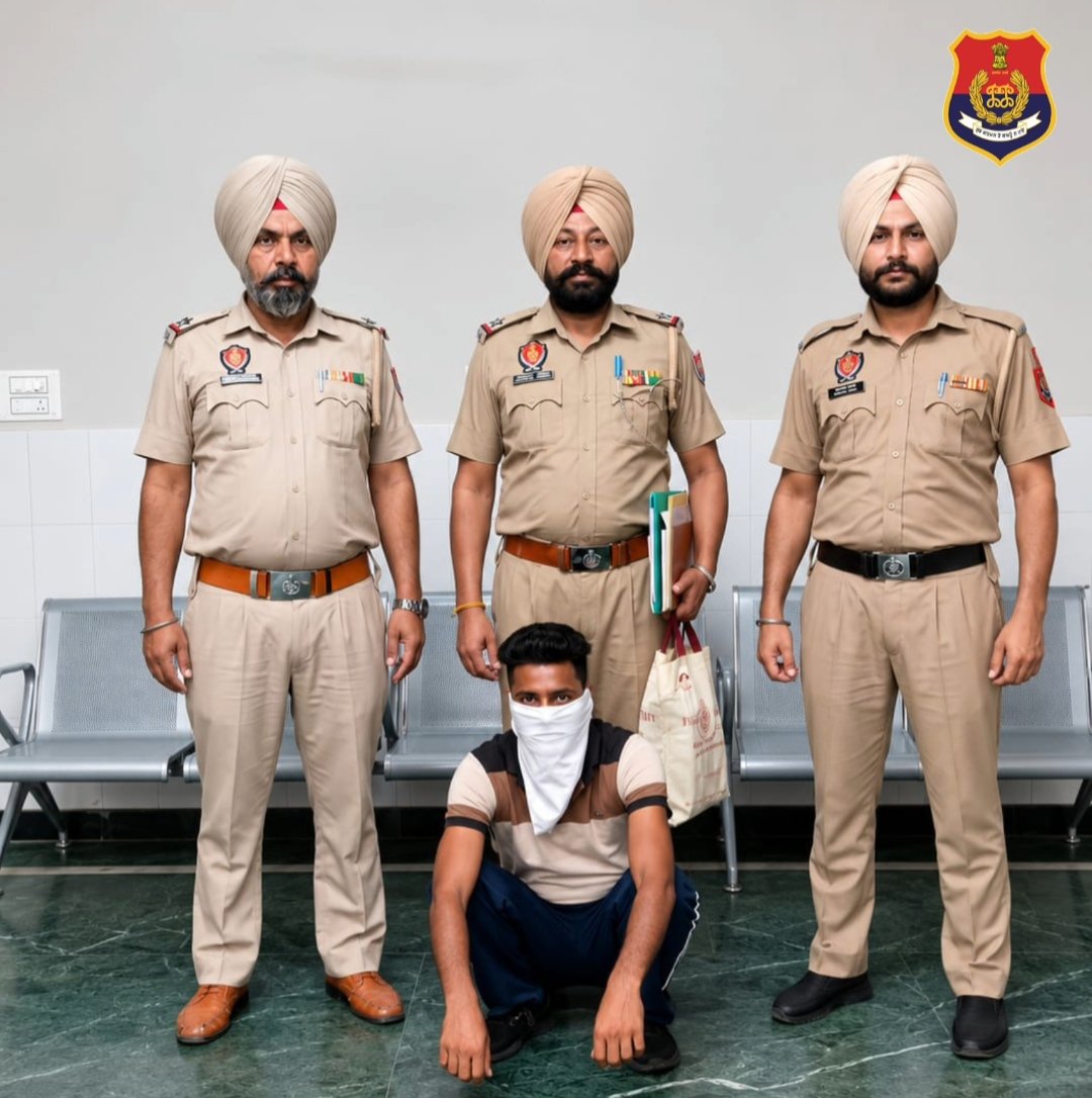 AmritsarRPolice's tweet photo. Amritsar Rural Police continues its crackdown on drug traffickers. PS Rajasansi recovered 10g heroin and ₹1,000 drug money, while PS Beas recovered 07g heroin and ₹700 drug money.
#AmritsarRuralPolice #PunjabPolice #PSRajasansi #PSBeas #WarAgainstDrugs https://t.co/CvucwIAXdZ