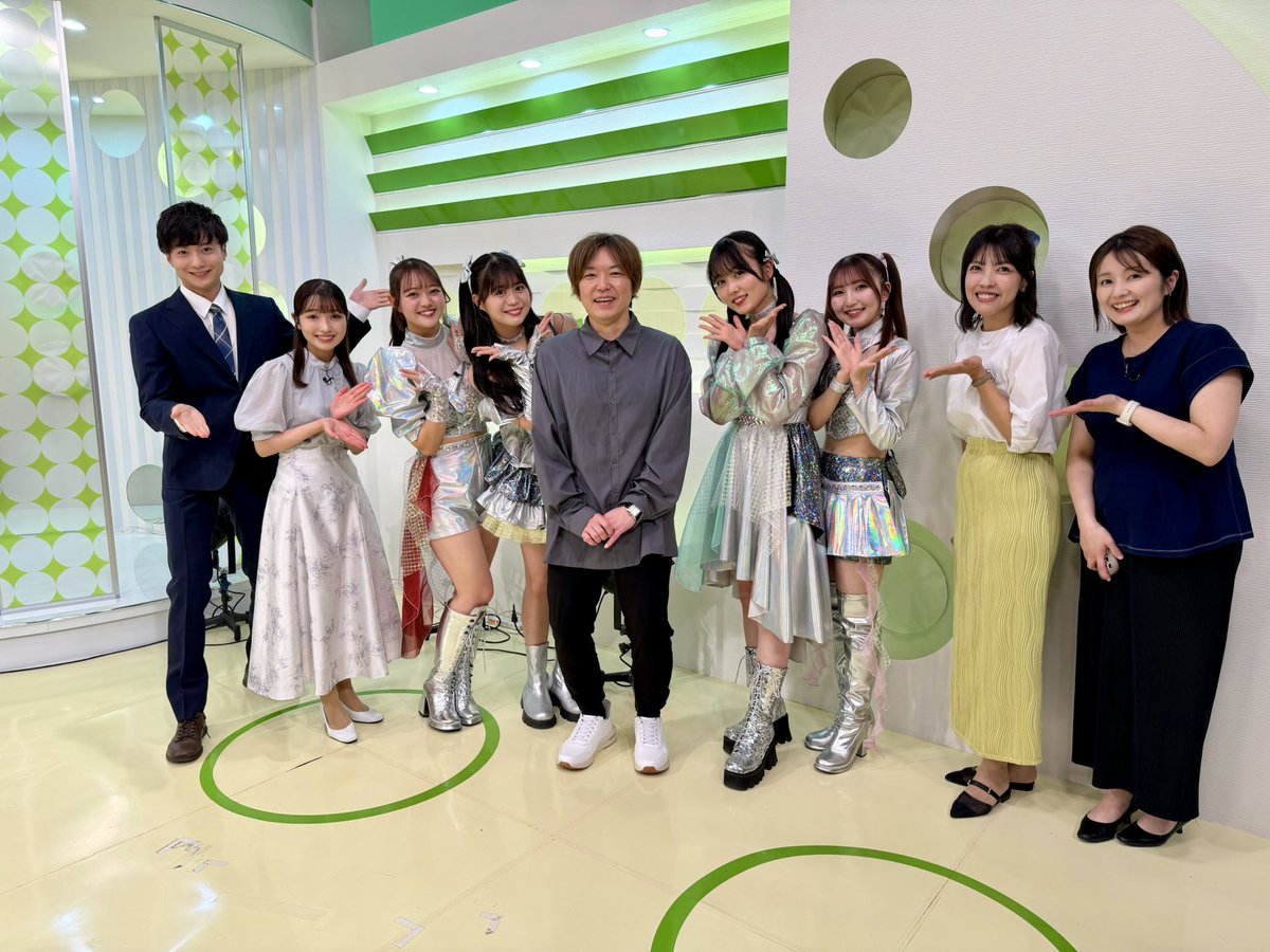 ringomusic_sf's tweet photo. #1550ニュースレーダーWith 
見てくれましたか〜👀？？

7/8(水)リリースの30枚目のシングル「Diamond」をTV初パフォーマンスさせていただきました💎✨

偶然その場にいた多田さんも見守ってくれてました🤠♫

#RAB の皆様ありがとうございました🙇‍♀️

#Diamond
#りんご娘
#多田慎也 https://t.co/Y59QzWpi1n