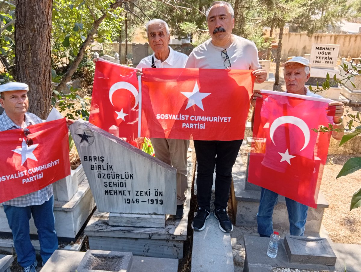 SCPGenelMerkez's tweet photo. 47 yıl önce bugün, alçak bir saldırıyla şehit düşen devrimci yoldaşımız Zeki Ön’ü Gaziantep’te mezarı başında sevgi, saygı ve özlemle andık.

Zeki Ön’ün emek, bağımsızlık ve devrim mücadelesi bugün de yolumuzu aydınlatıyor. Bıraktığı mirası, tam bağımsız ve gerçekten demokratik bir Türkiye mücadelesinde yaşatıyoruz.

Yaşasın Bağımsızlık, Devrim, Sosyalizm!
Kahrolsun Emperyalizm!
#ZekiÖn