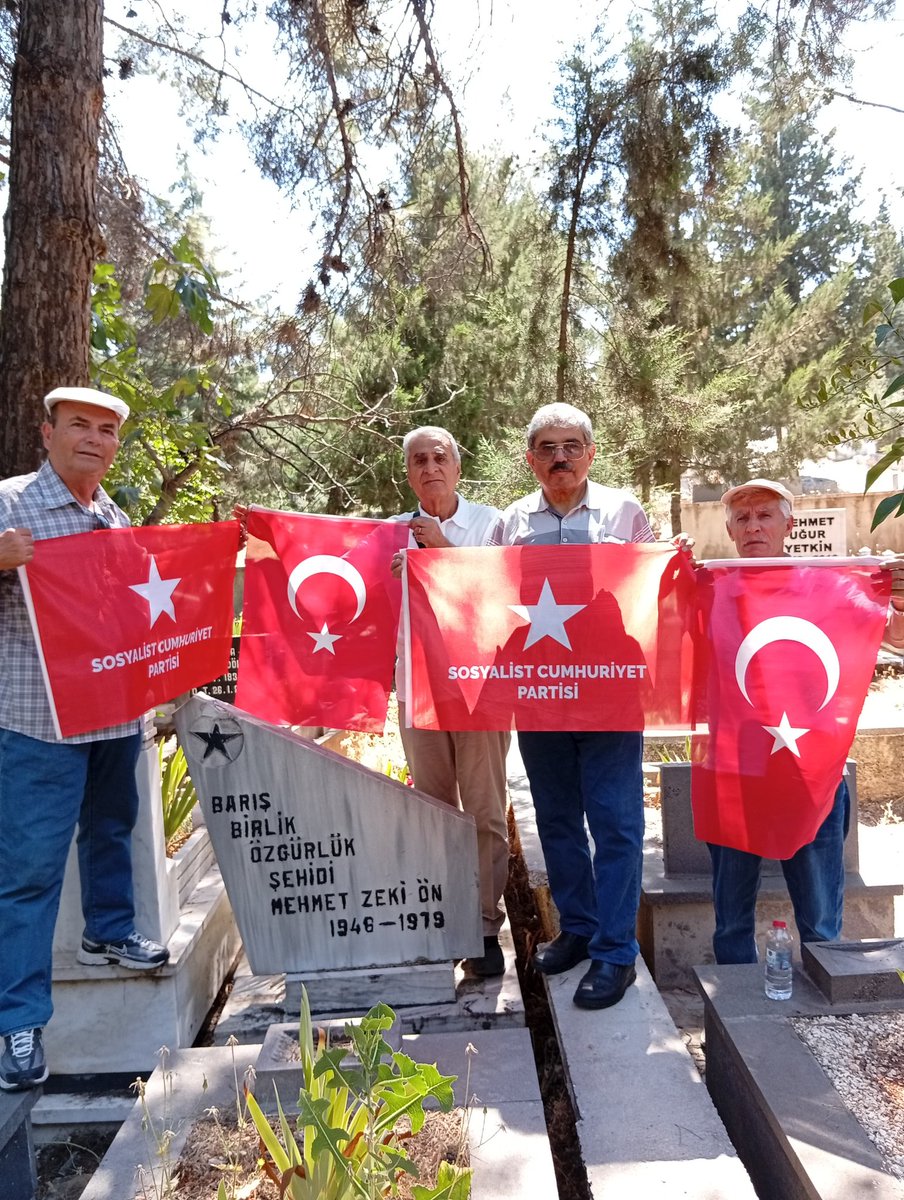 SCPGenelMerkez's tweet photo. 47 yıl önce bugün, alçak bir saldırıyla şehit düşen devrimci yoldaşımız Zeki Ön’ü Gaziantep’te mezarı başında sevgi, saygı ve özlemle andık.

Zeki Ön’ün emek, bağımsızlık ve devrim mücadelesi bugün de yolumuzu aydınlatıyor. Bıraktığı mirası, tam bağımsız ve gerçekten demokratik bir Türkiye mücadelesinde yaşatıyoruz.

Yaşasın Bağımsızlık, Devrim, Sosyalizm!
Kahrolsun Emperyalizm!
#ZekiÖn