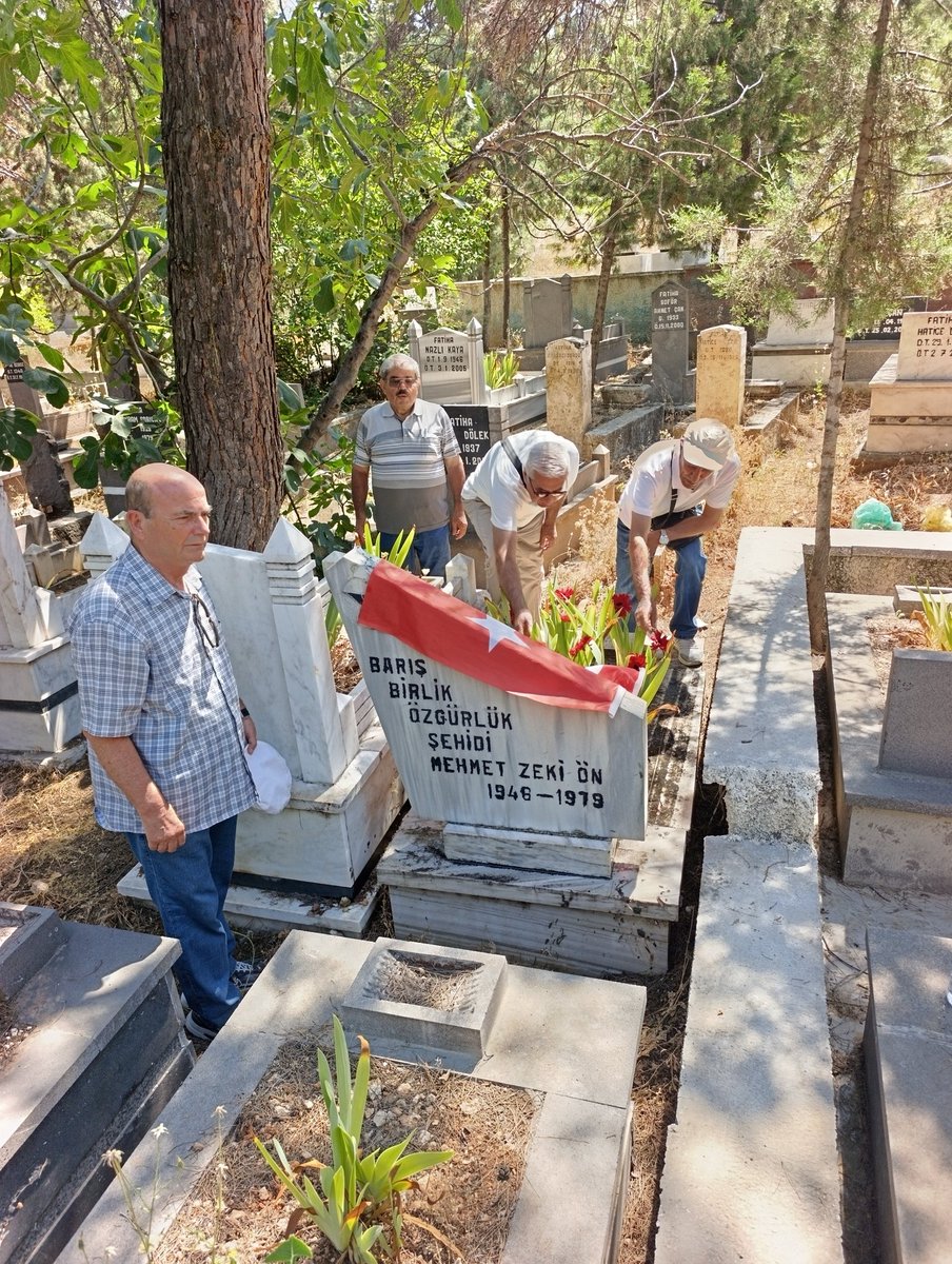 SCPGenelMerkez's tweet photo. 47 yıl önce bugün, alçak bir saldırıyla şehit düşen devrimci yoldaşımız Zeki Ön’ü Gaziantep’te mezarı başında sevgi, saygı ve özlemle andık.

Zeki Ön’ün emek, bağımsızlık ve devrim mücadelesi bugün de yolumuzu aydınlatıyor. Bıraktığı mirası, tam bağımsız ve gerçekten demokratik bir Türkiye mücadelesinde yaşatıyoruz.

Yaşasın Bağımsızlık, Devrim, Sosyalizm!
Kahrolsun Emperyalizm!
#ZekiÖn
