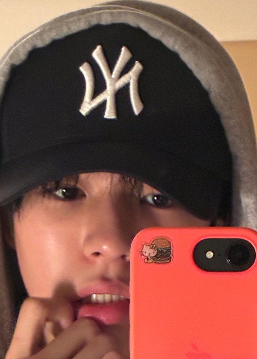 _elle4_'s tweet photo. GET HIM A HELLO KITTY COLLAB https://t.co/5iyIEG6uDN