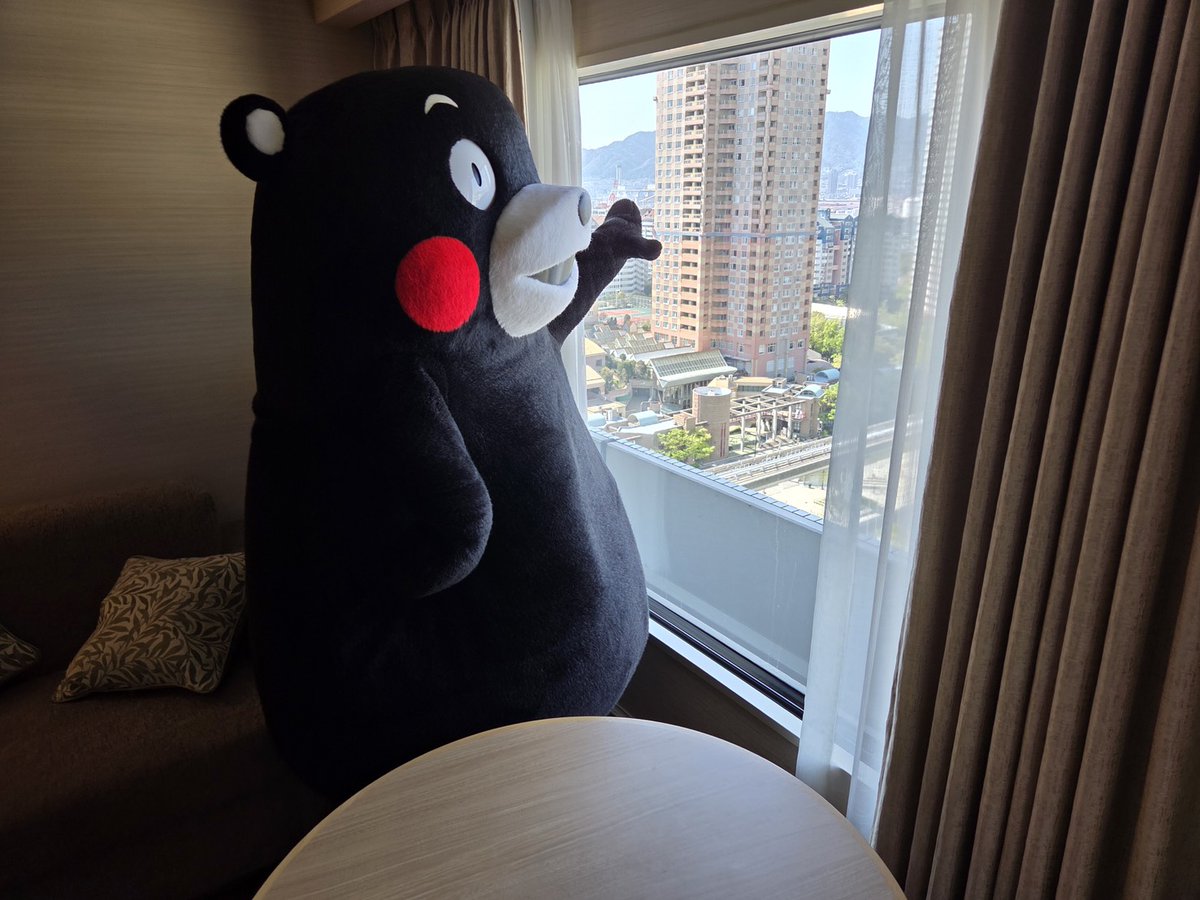 kumamoto_oosaka's tweet photo. くまモン隊からの挑戦状　くまモンど～した？
出動の合間に一息ついた部長🐻
みなさん、くまモンはこの後どうしたと思いますか？
ご意見をお聞かせください！ https://t.co/vrUTZKkbQP