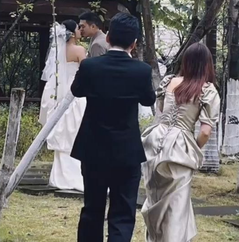 mollymfg's tweet photo. 曾因胖猫事件备受争议的谭竹网传再婚，近期有消息称其在端午节期间遭二婚丈夫持刀上门，谭竹受伤入院（吃瓜在主页） https://t.co/FjdtABv7xA