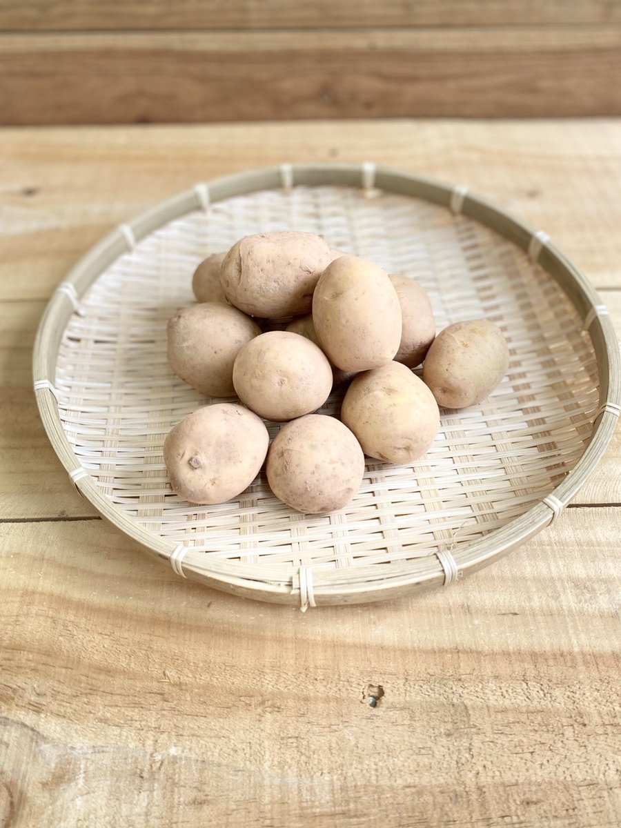 bachan_no_hako's tweet photo. 今週のピック��ップは「馬鈴薯」🥔
東広島市安芸津町で収穫されたものです。

安芸津町は瀬戸内海に面した温暖なまち。
その気候や土壌から、じゃがいも栽培が盛んです。

今回発送された馬鈴薯は、サイズや傷、外観のために規格外に…
味や食感は損なわれていません

#ばぁちゃんのハコ
#馬鈴薯
#広島 https://t.co/RZGWz9UADJ
