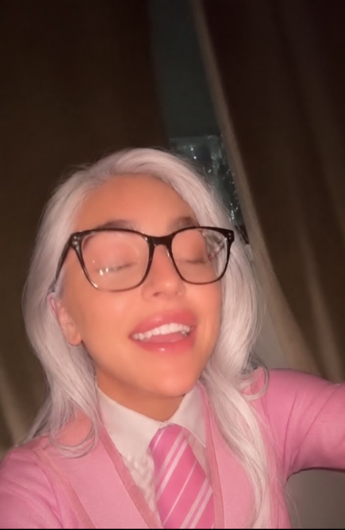 Michael36620380's tweet photo. Snow-white hair, pink vibes, main character energy. 🤍💗

Thread https://t.co/6gfZKahflw