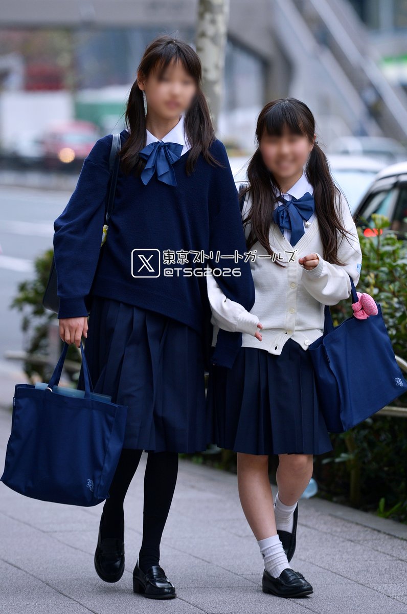 TSG2026's tweet photo. レトロ女学生制服シリーズ

東京にある有名私立女子校なんだけど
伝統ある白襟のワンピース型制服に
ハート型の校章に学年章が特徴

夏制服はプリーツスカートに
金属バックル付きのベルトで締めて
胸元には手結びのリボンタイを装着する

この学校は生徒たちの髪色や髪型が
女学生らしく清潔感があり清楚で可憐

古き良き日本の制服女学生を彷彿させる
キチンとしてカワいい娘が多い

やっぱお嬢様学校はひと味違うねｗ