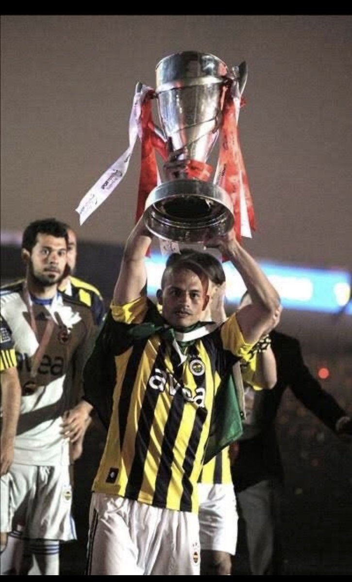 balayapo's tweet photo. 2010-2011  ŞAMPİYONU FENERBAHÇEDİR.KUPAYI GÖRMEK İSTEYENLER MÜZEMİZE GELEBİLİR💙💛💙💛💙💛💙 https://t.co/YzJLql6LGk
