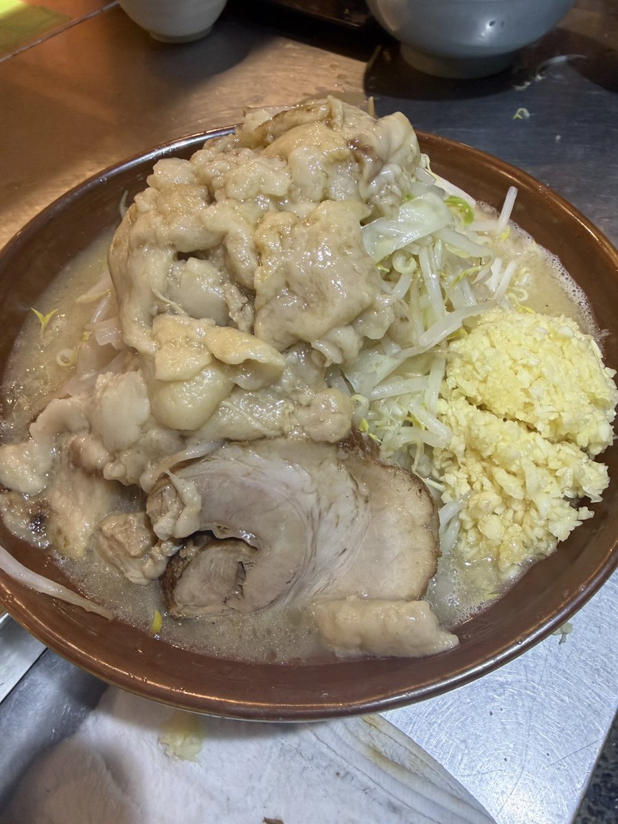 wvuM1w6KyWf6i9w's tweet photo. 7/3(金曜日)
夜の部　17:30~20:00

引き続き夜営業していきます🍜
週末なので、ニンニクガッツリいれてパワーチャージしていってください💪
⚠️先月も好評でした「学生ラーメン」大・特盛変更無料キャンペーンは今月もやってます🍜並盛の食券購入後、スタッフに申し付けください。 https://t.co/uNX4RhJfSM