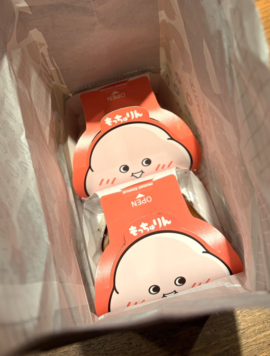TooruKatsurase's tweet photo. こっ..これが噂の！並ばないと買えない例のっっ！！プレゼントしてくれたお友達に感謝😆🙏🏻
きなこの方からいただいたんだけど、もっちもちで、さぁさぁこちらへきな粉餅きな粉餅(←分かる人には分かるw)って感じなのにちゃんとドーナツの味もして洋菓子！！面白い〜美味〜♡(ﾟДﾟ)笑 https://t.co/6UPnSkR1d8
