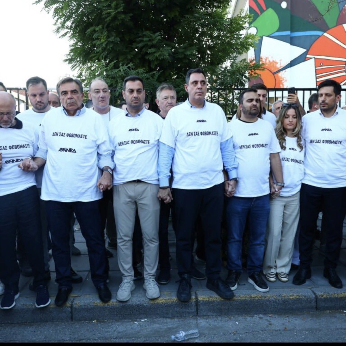 KostasVaxevanis's tweet photo. Είναι εντυπωσιακή η ετοιμότητα του συστήματος παραγωγής-υλοποίησης στη ΝΔ. Ώρες μετά το θάνατο της Νέστορα στη Θεσσαλονίκη, δεν οργανώθηκε απλώς διαμαρτυρία αλλά είχε και μια οργάνωση με ενιαία εμφάνιση, τύπωμα σε μπλουζάκια και προβαρισμένες δηλώσεις. Πότε και πώς πρόλαβαν; Το λες και κινηματογραφική παραγωγή