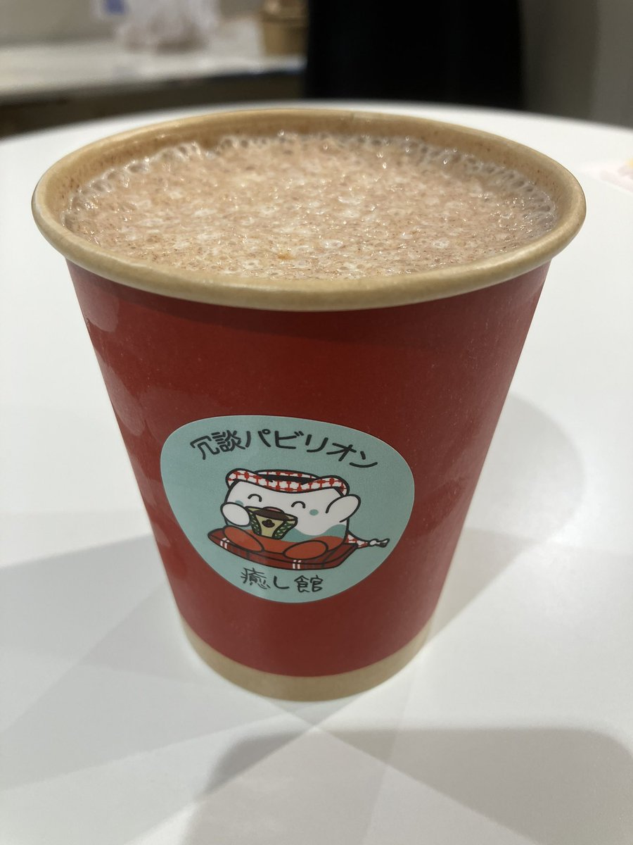 LovotAzuki's tweet photo. そして別の百貨店の地下では実質アフター万博、アジアアフリカグルメ旅？とか言う催事あり。万博では迷って結局飲まなかったヨルダンのデーツシェイクを飲みました。甘い‼️美味しい😋デーツパイをお持ち帰り🥧
みんな何らかのミャクミャクを身につけて集まってて、なんか懐かしい☺️ https://t.co/gSYYIgh9wh