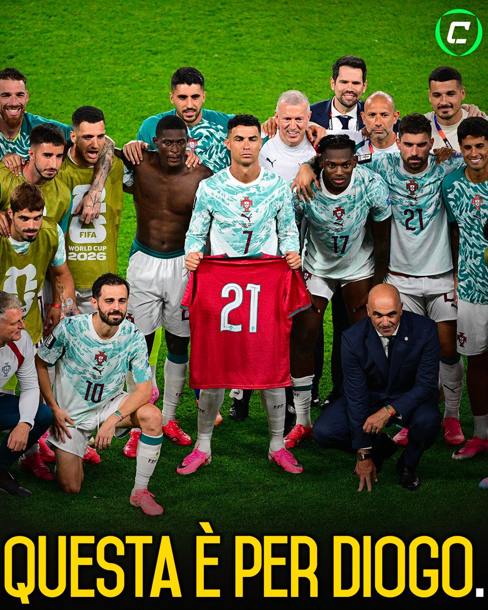 CronacheTweet's tweet photo. «Questa partita ha un significato particolare: ci qualifichiamo agli ottavi, è passato esattamente un anno dalla morte di Diogo Jota e di suo fratello, l’ultimo gol di Diogo in Nazionale è stato contro la Croazia, e poi vinciamo 2-1… il 21 era il suo numero nel Portogallo», ha raccontato il ct Roberto Martínez nella conferenza stampa post partita ❤️

DIOGO 2️⃣1️⃣♾️