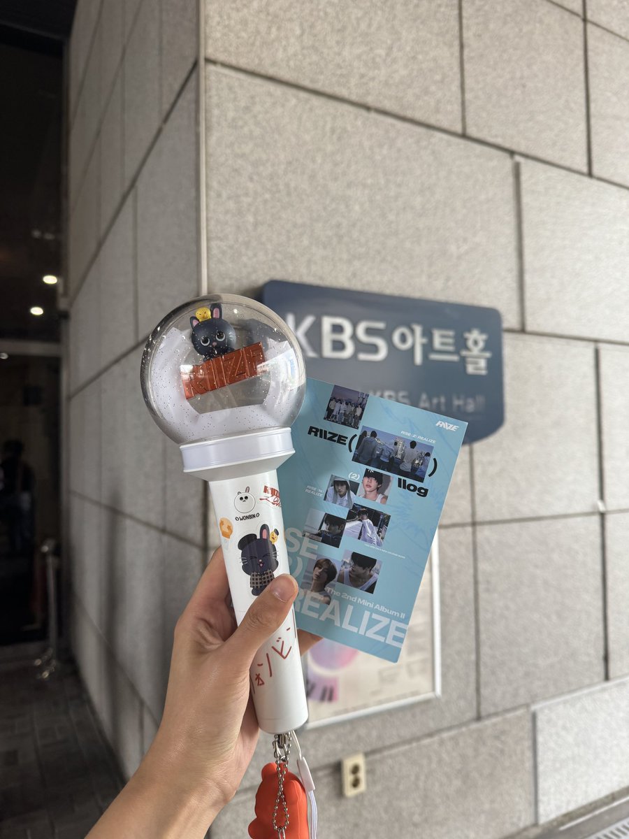 wonbin_luvya's tweet photo. #뮤뱅 #사녹후기 #라이즈
오늘 뮤뱅 뮤비 착장! 소희랑 은석이가 손 계속 흔들어주고
오늘 뮤뱅 처음이자 마지막 무대라고 응원 열심히 해달래서 진짜 열심히 했으요😭🧡
마지막 멘트 3주동안 브리즈들 덕분에 잘했다구
지난주 인가 1등 만들어줘서 고맙대요
엔딩요정 마지막에 다 모여서 찍었는데 나올지 모르겠음 
애들이 계속 하트해줘서 너무 좋았음!!