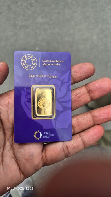 TargetMiss4641's tweet photo. BSF personnel on SANJY-2026 duty in Srinagar recovered a 10-gram gold bar and ensured its safe return to the rightful owner after proper verification, in coordination with local police.
#bsf #bsfindia https://t.co/FzR8pXaBI0