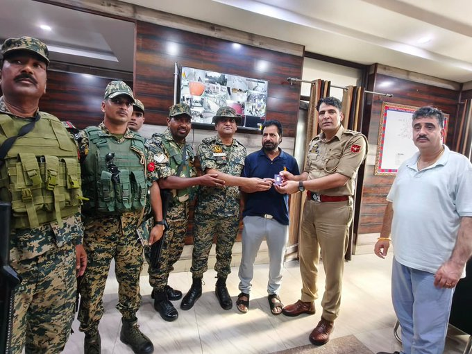 TargetMiss4641's tweet photo. BSF personnel on SANJY-2026 duty in Srinagar recovered a 10-gram gold bar and ensured its safe return to the rightful owner after proper verification, in coordination with local police.
#bsf #bsfindia https://t.co/FzR8pXaBI0